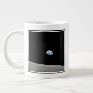 Grande Tasse La Terre S'Élève Au-Dessus De L'Horizon Lunaire.