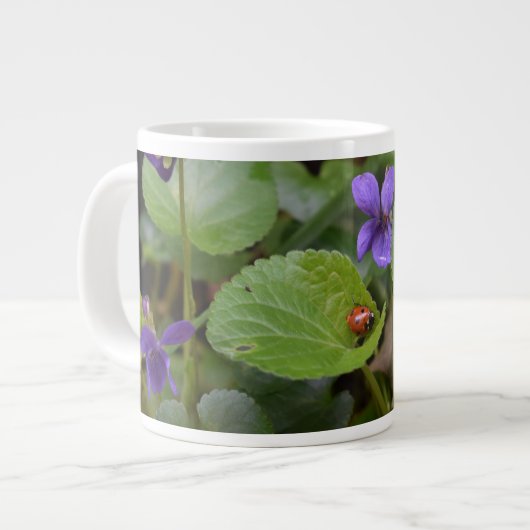 Grande Tasse Ladybug sur les fleurs de violet doux (Devant gauche)
