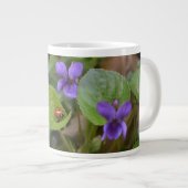 Grande Tasse Ladybug sur les fleurs de violet doux (Devant droit)