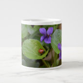 Grande Tasse Ladybug sur les fleurs de violet doux (Devant)
