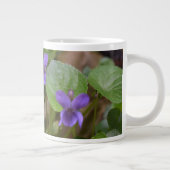 Grande Tasse Ladybug sur les fleurs de violet doux (Droite)