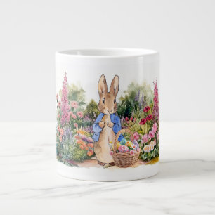 Grande Tasse Lapin de Pâques classique dans son jardin