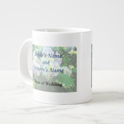 Grande Tasse Lavender Hydrangea dans le jardin (Devant gauche)