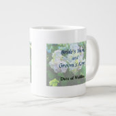 Grande Tasse Lavender Hydrangea dans le jardin (Devant droit)