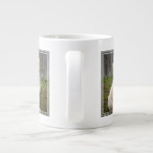 Grande Tasse Le Chiot De Goldendoodle S'Assis Dans L'Herbe (Dos)