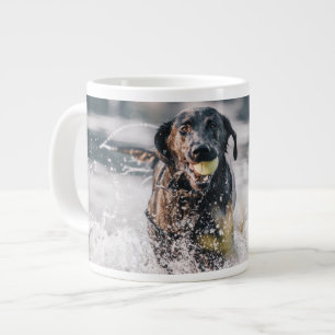 Grande Tasse Le Labrador Noir Joue Dans L'Eau