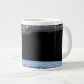Grande Tasse Le membre de la Terre, ou l'horizon (Devant droit)