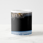 Grande Tasse Le membre de la Terre, ou l'horizon (Devant)