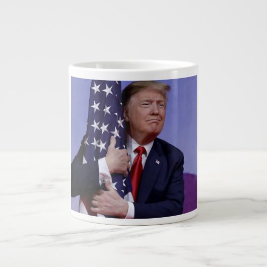 Grande Tasse Le président Trump accable le drapeau américain (Devant)