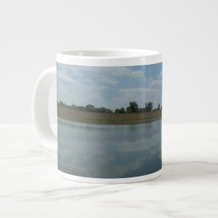 Grande Tasse L'eau du lac reflète les nuages blancs de la luff