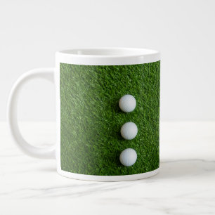 Grande Tasse Les balles de golf sont sur de l'herbe verte
