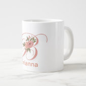 Grande Tasse Lettre Florale Monogramme Initial Moderne (Devant droit)