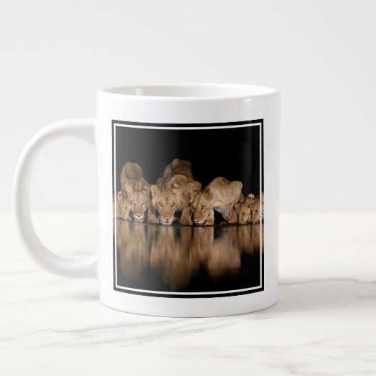 Grande Tasse Lion Pride Drinks at the Water Hole at Night (Gauche)