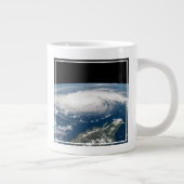 Grande Tasse L'Ouragan Dorian Au-Dessus De L'Océan Atlantique. (Droite)
