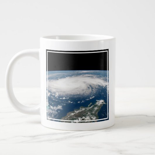 Grande Tasse L'Ouragan Dorian Au-Dessus De L'Océan Atlantique. (Gauche)