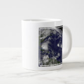 Grande Tasse L'Ouragan Irene Traverse Les Bahamas. (Devant droit)