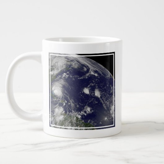 Grande Tasse L'Ouragan Irene Traverse Les Bahamas. (Gauche)