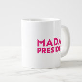 Grande Tasse Madame la Présidente, typographie moderne rose cha (Devant droit)