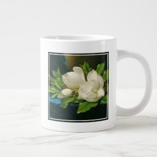 Grande Tasse Magnolias géantes sur un tissu de velours bleu, ve