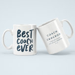 Grande Tasse Meilleur entraîneur jamais fun cadeau personnalisé<br><div class="desc">Meilleur entraîneur ! Célébrez une super saison avec cette tasse personnalisée qui présente un graphique amusant à la main sur le devant et la salle pour le nom de l'entraîneur et les réalisations de l'équipe sur le dos. Idéal pour les sportifs jeunes et moins jeunes - des tout-petits aux professionnels...</div>