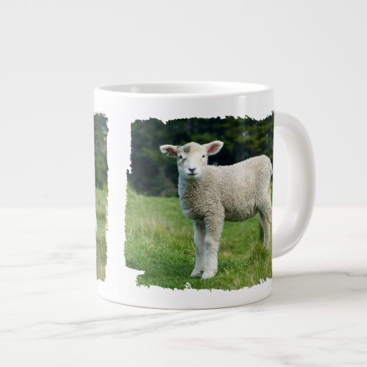 Grande Tasse Mignonne Bébé mouton visage boueux dans la prairie (Devant droit)