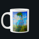 Grande Tasse Monet Woman avec un parasol<br><div class="desc">Une tasse à café géante de portraits de famille,  avec Camille,  la femme de Claude Monet,  tenant un parasol,  et leur fils Jean,  se promenent dans un champ vert vif soufflé par le vent pendant une journée d’été. Un grand cadeau Monet pour les amateurs d'impressionnisme et d'art français.</div>