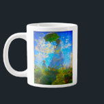Grande Tasse Monet Woman avec un parasol<br><div class="desc">Une tasse à café géante de portraits de famille,  avec Camille,  la femme de Claude Monet,  tenant un parasol,  et leur fils Jean,  se promenent dans un champ vert vif soufflé par le vent pendant une journée d’été. Un grand cadeau Monet pour les amateurs d'impressionnisme et d'art français.</div>
