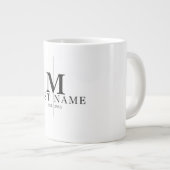 Grande Tasse Monogramme à fente moderne Nom de famille initial  (Devant droit)