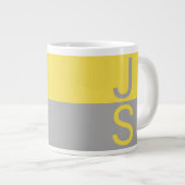 Grande Tasse Monogramme d'initiales modernes jaune et gris (Devant droit)