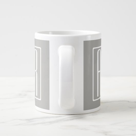 Grande Tasse Monogramme initial | Blanc sur gris clair (Dos)