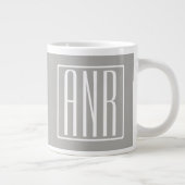 Grande Tasse Monogramme initial | Blanc sur gris clair (Droite)
