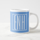 Grande Tasse Monogramme Initiales 3 Moderne Gras | Bleu Clair (Droite)