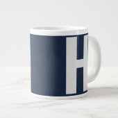 Grande Tasse Monogramme surdimensionné initial en bleu foncé et (Devant droit)