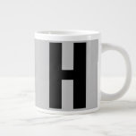 Grande Tasse Monogramme surdimensionné initial en gris et en no<br><div class="desc">Gras et simple, tasse de jumbo personnalisée avec votre choix d'origine. Le design présente une typographie sans serif surdimensionnée en noir sur un arrière - plan gris. Le modèle est configuré pour que vous puissiez modifier la lettre mais, si vous souhaitez modifier les couleurs aussi, veuillez cliquer sur "customiser plus...</div>