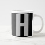 Grande Tasse Monogramme surdimensionné initial en noir et gris<br><div class="desc">Gras et simple, tasse de jumbo personnalisée avec votre choix d'origine. Le design présente une typographie sans serif surdimensionnée en gris sur un arrière - plan noir. Le modèle est configuré pour que vous puissiez modifier la lettre mais, si vous souhaitez modifier les couleurs aussi, veuillez cliquer sur "customiser plus...</div>