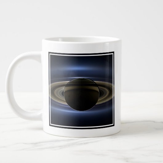 Grande Tasse Mosaïque Du Système Saturne Rétro-Éclairé Par Le S (Gauche)