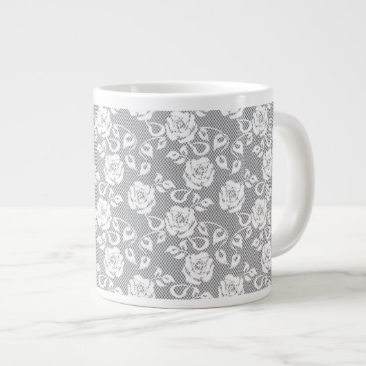 Grande Tasse motif en dentelle blanche sur arrière - plan gris (Devant droit)