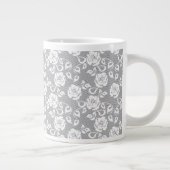 Grande Tasse motif en dentelle blanche sur arrière - plan gris (Droite)