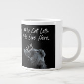 Grande Tasse My Cat Lets Me Live Here (Droite)