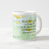 Grande Tasse Nahum 1:7 (Devant droit)