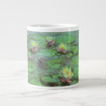 Grande Tasse Nénuphars de Claude Monet, Impressionnisme Vintage<br><div class="desc">Nénuphar (1914) de Claude Monet est une peinture florale vintage impressionniste de la nature. Un des nombreux tableaux de nénuphars que Monet peint par l'étang dans son jardin fleuri de printemps à Giverny, France. À propos de l'artiste : Claude Monet (1840-1926) est un fondateur du mouvement de peinture impressionniste française,...</div>