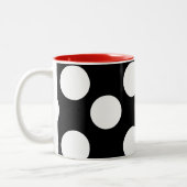 Grande tasse noire et blanche de point de polka (Gauche)