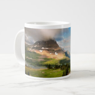 Grande Tasse Nuages balayant par des montagnes