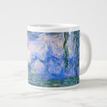 Grande Tasse Nymphes d'eau<br><div class="desc">Water Lilies est une série de plus de 200 peintures à l'huile réalisées par l'impressionniste français Claude Monet. Ce tableau,  achevé en 1919,  présente des tons bleus et roses.</div>
