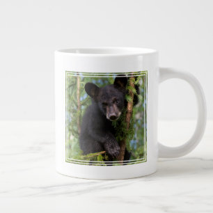 Grande Tasse Ours noir jeune jouant dans les arbres