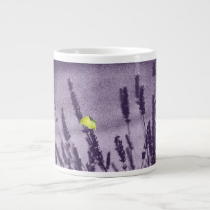 Grande Tasse Papillon Citron sur un champ de Lavande Violette