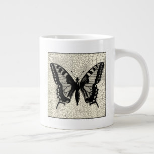 Grande Tasse Papillon noir et blanc sur Arrière - plan craqué
