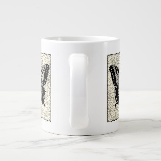 Grande Tasse Papillon noir et blanc sur Arrière - plan fissuré (Dos)