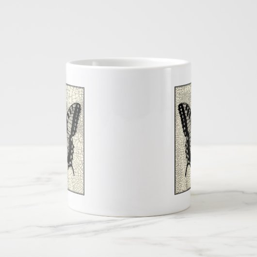 Grande Tasse Papillon noir et blanc sur Arrière - plan fissuré (Devant)