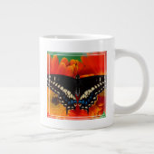 Grande Tasse Papillon noir Swallowtail sur Gerberia Daisy (Droite)